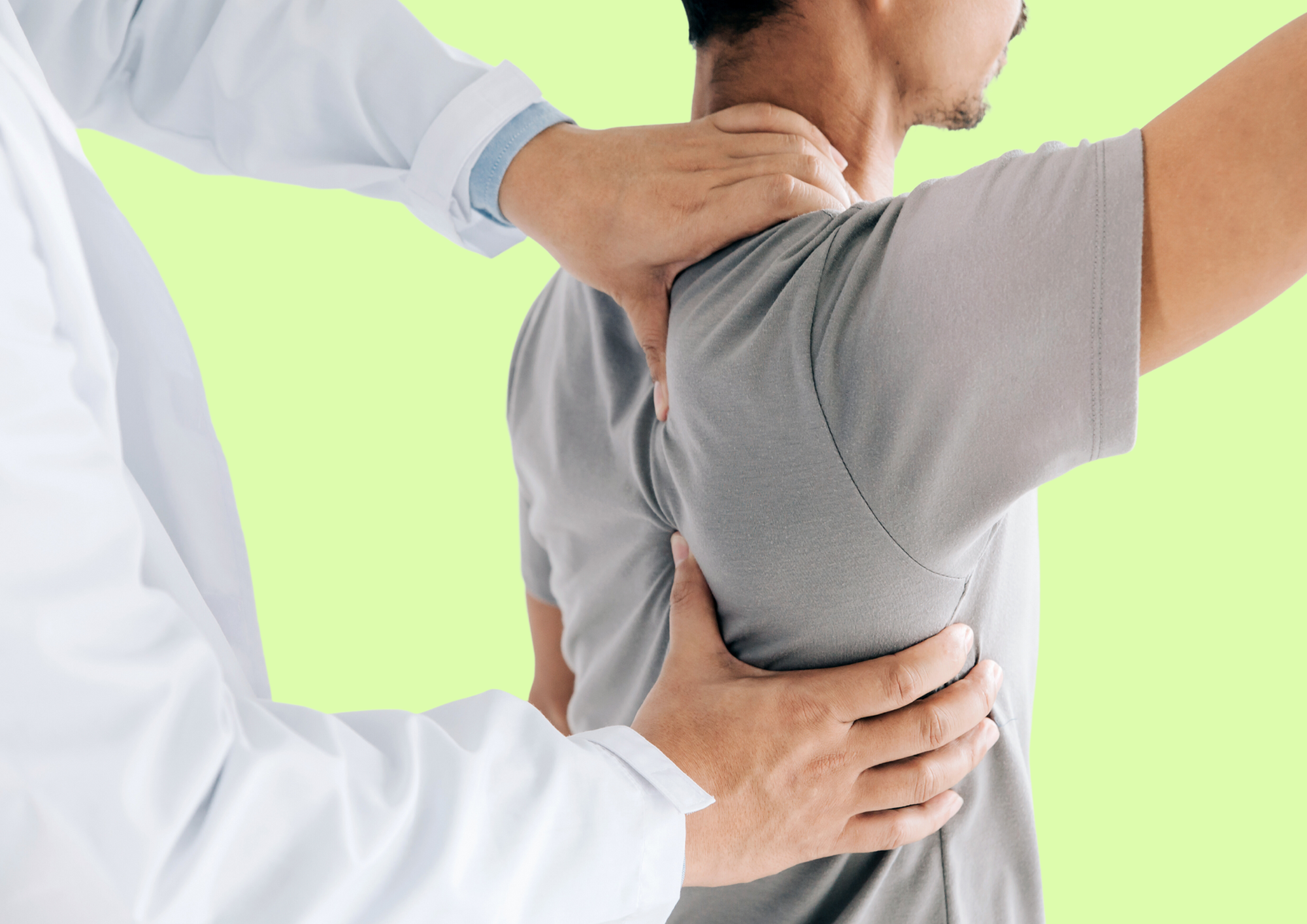 Physiotherapeut behandelt den Rücken eines jungen Mannes.
