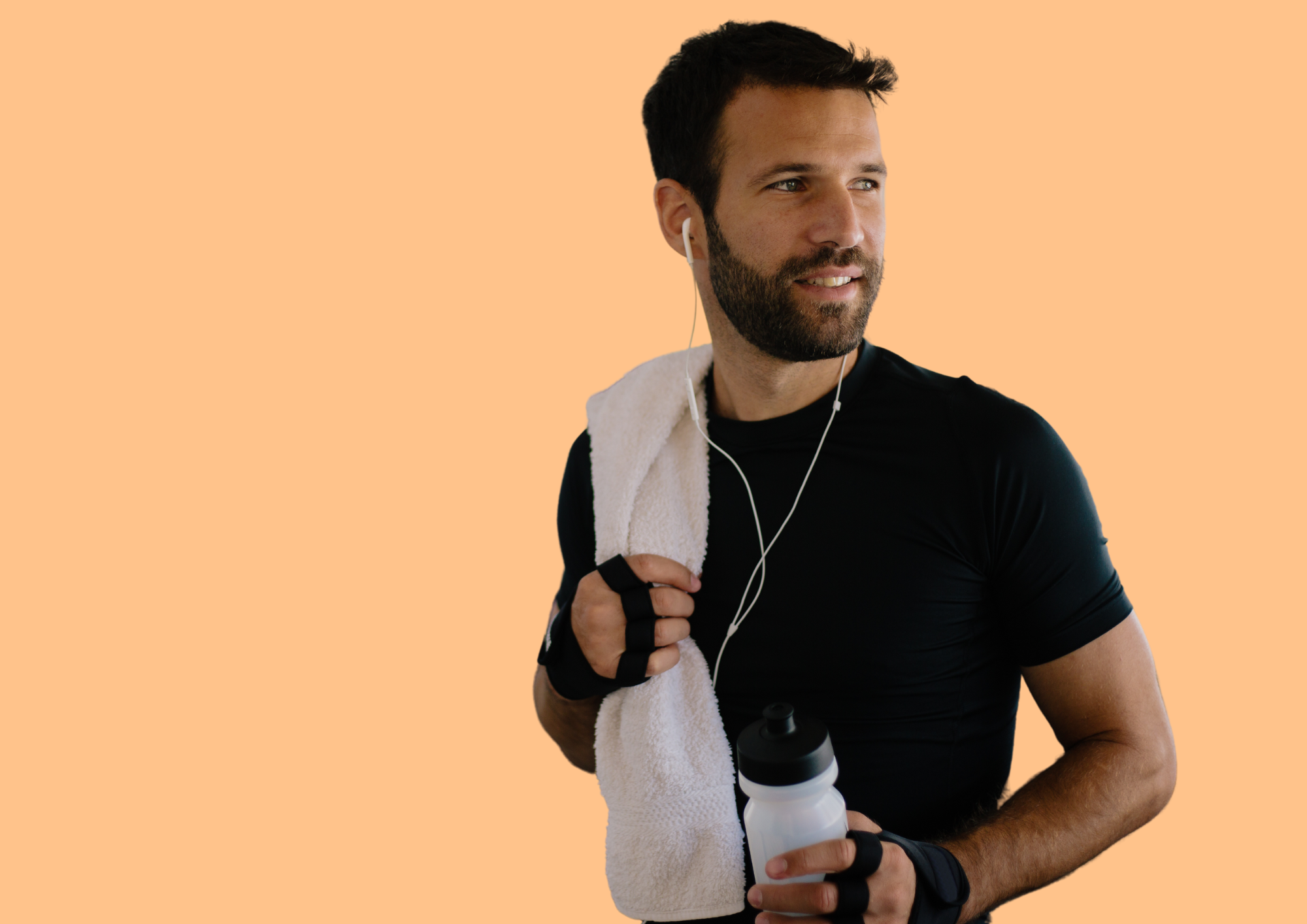 Mann im Fitnesscenter mit Wasserflasche, Kopfhörern und Handtuch über der Schulter. Oranger Hintergrund.