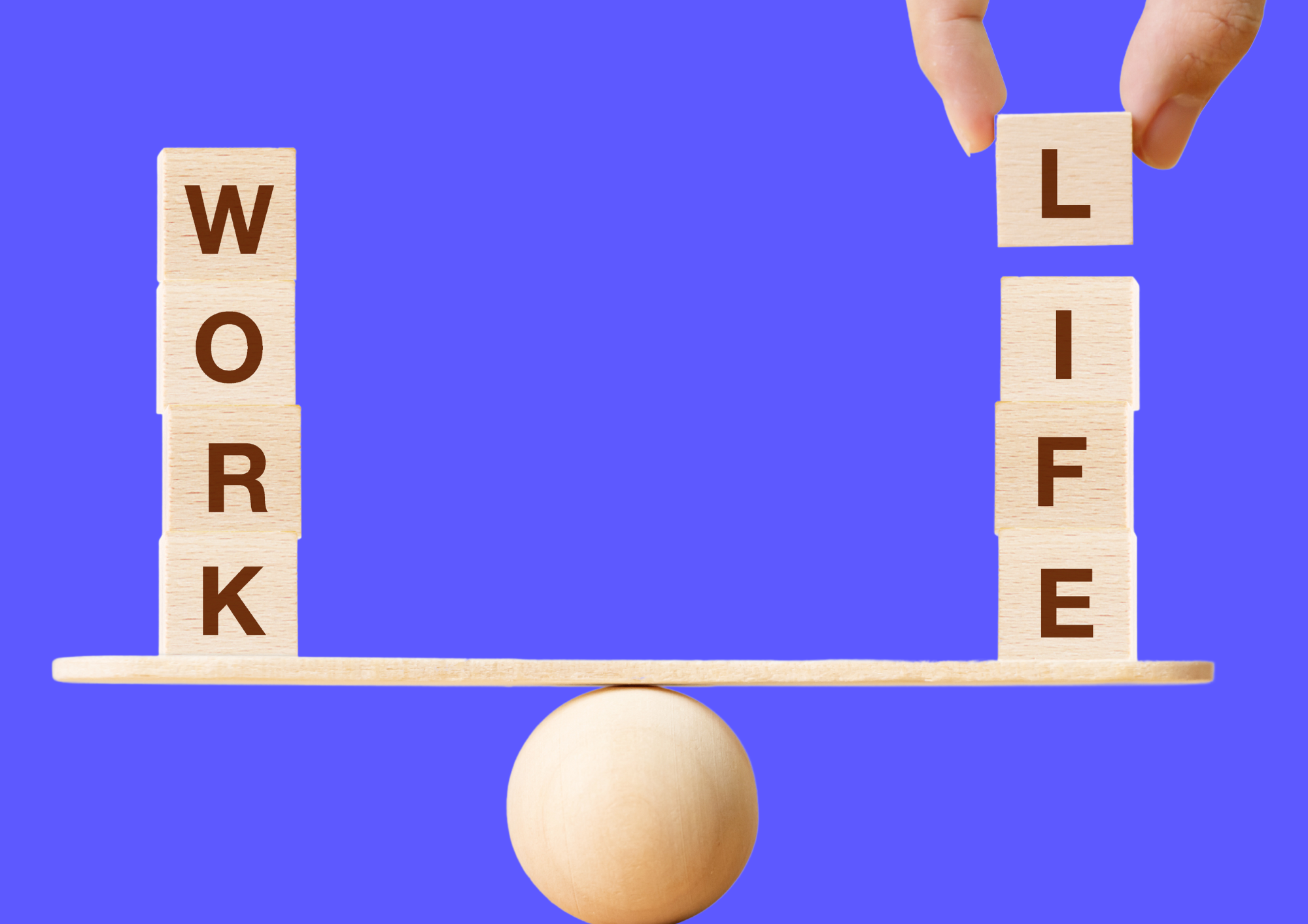 Waage balanciert die Wörter Work und Life.