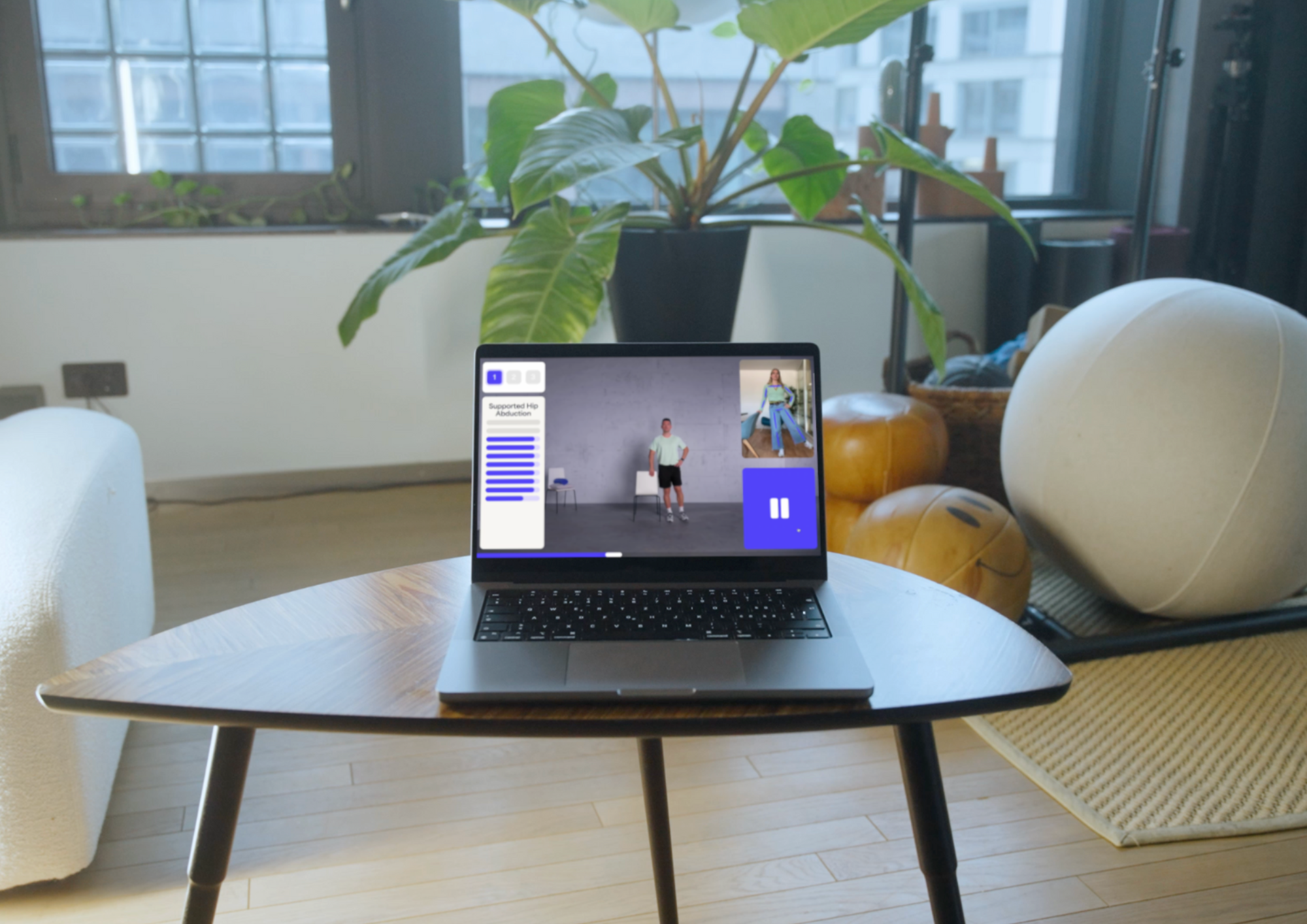 Akina Care Software Anwendung auf Laptop im Wohnzimmer.