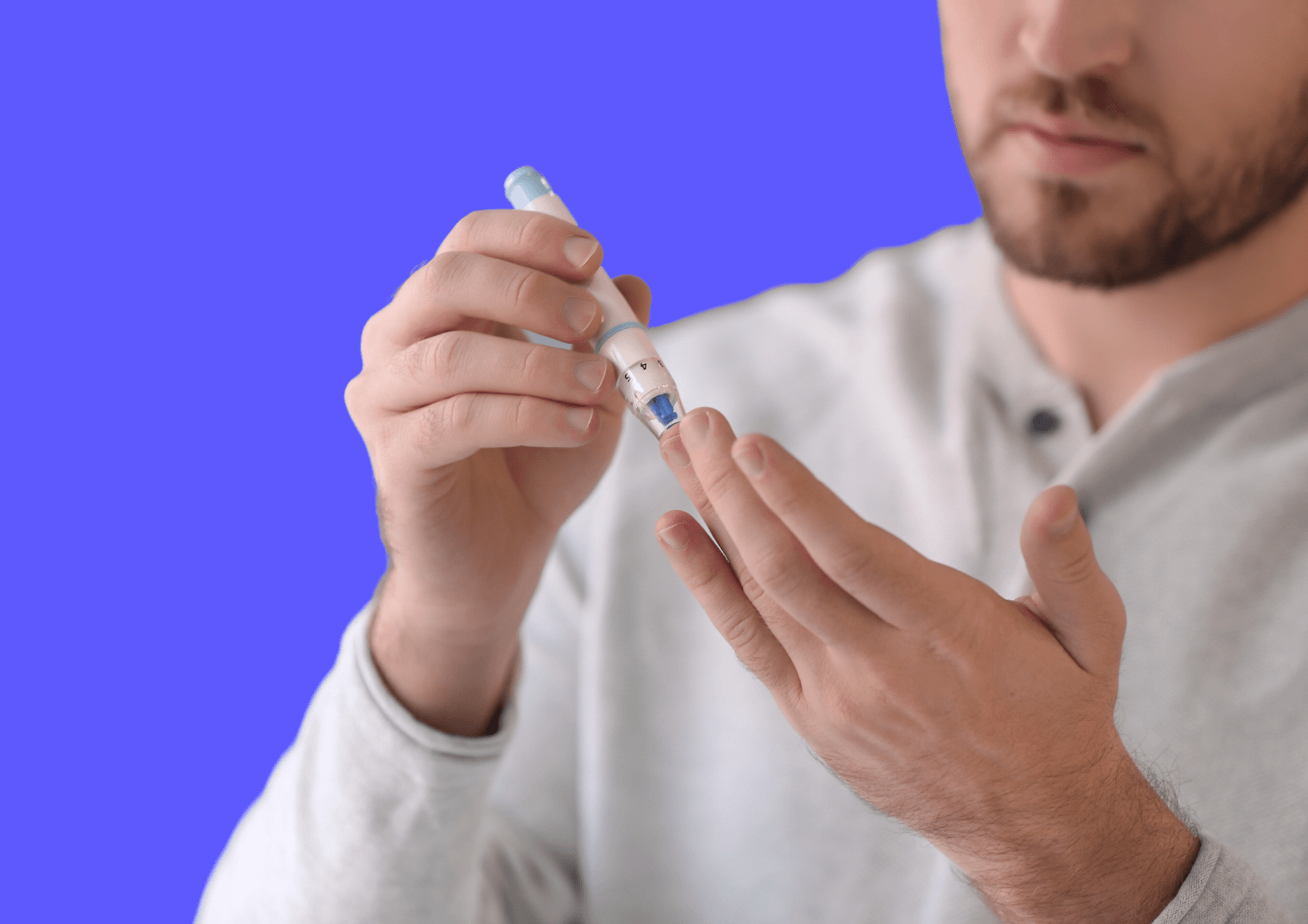 Mann mit Diabetes sticht sich in den Finger, um seine Blutwerte zu messen.