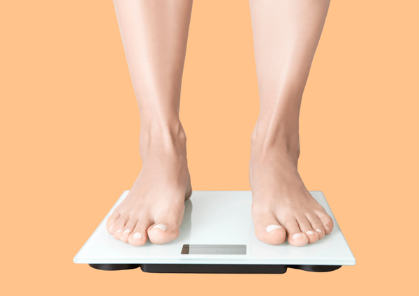 Woman standing on a scale: Akina helps with obesity and its effects on the body.